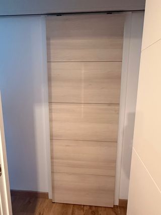 Puerta corredera madera clara