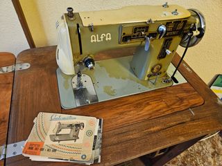 Máquina de coser Alfa Automática antigua