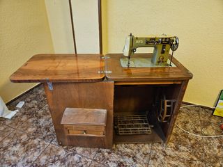 Máquina de coser Alfa Automática antigua