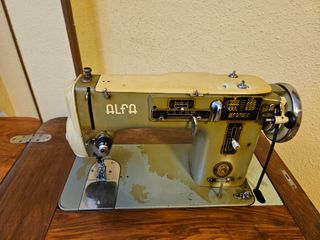 Máquina de coser Alfa Automática antigua