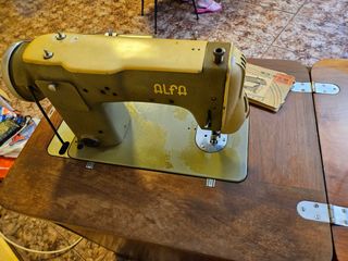 Máquina de coser Alfa Automática antigua