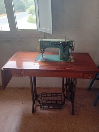 Máquina de coser Alfa antigua. NEGOCIABLE