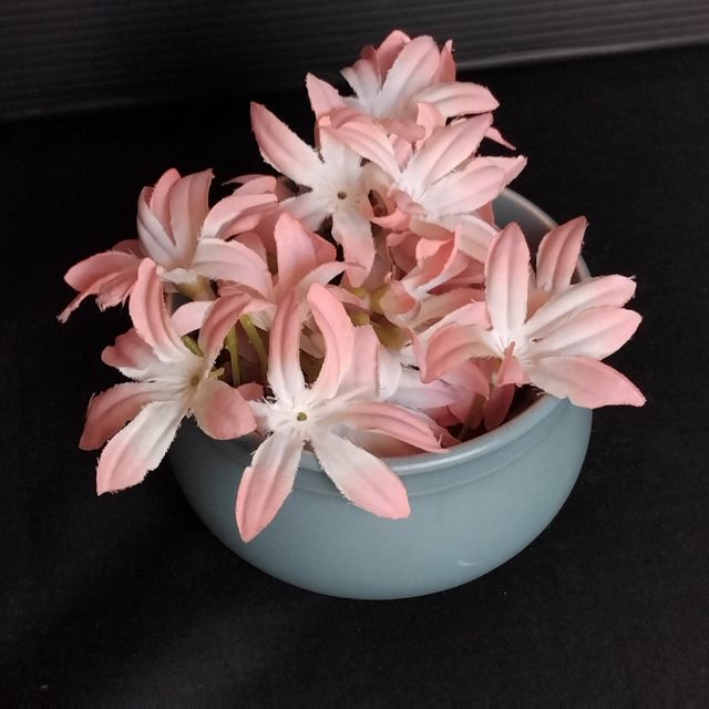 Vaso Cerâmica Azul com Flores Artificiais Rosa