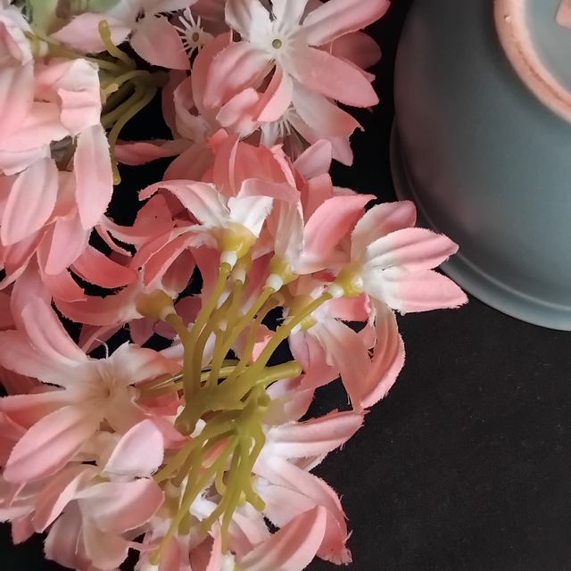 Vaso Cerâmica Azul com Flores Artificiais Rosa