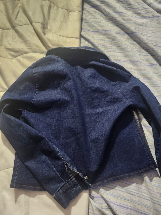 Giacca jeans blu corta con dettagli oro