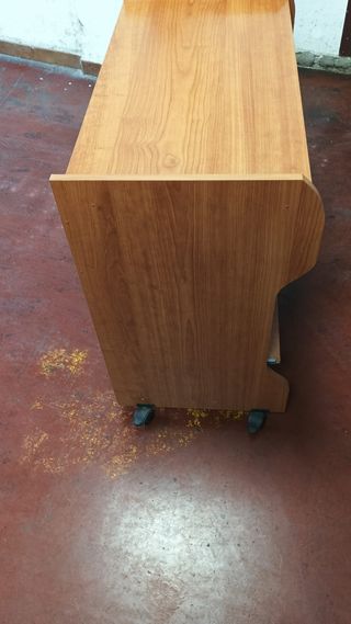 Mesa de ordenador de madera y metal