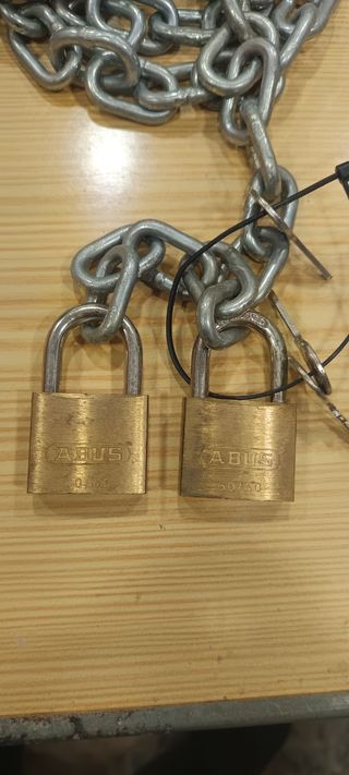 Cadena de acero 4 m aprox con 2 candados ABUS y m