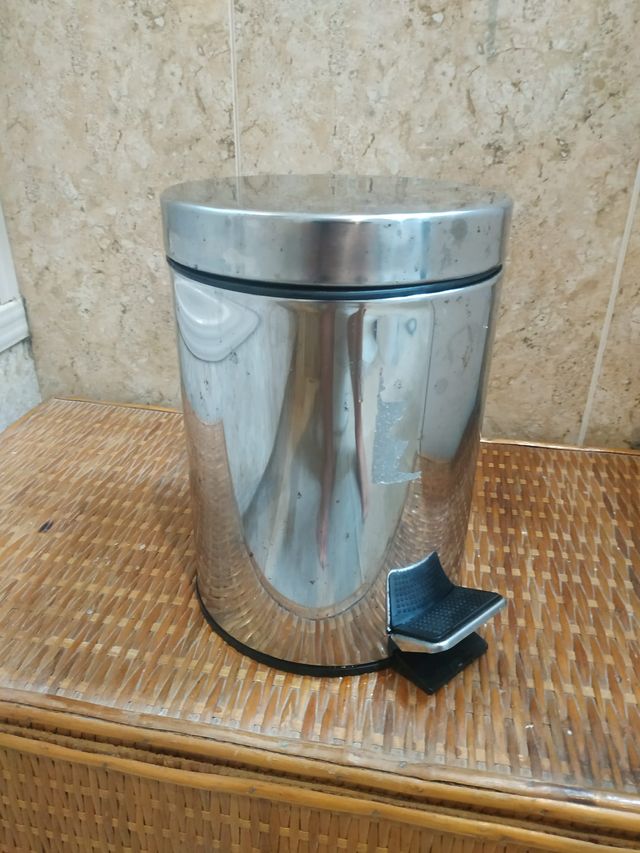 Pattumiera in metallo di piccole dimensioni