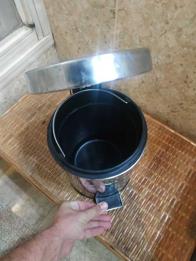 Pattumiera in metallo di piccole dimensioni