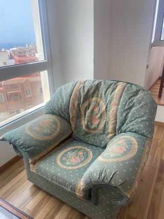 Sillón de tela verde con estampado floral