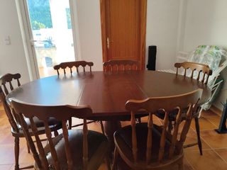 Mesa redonda extensible de madera y 6 sillas