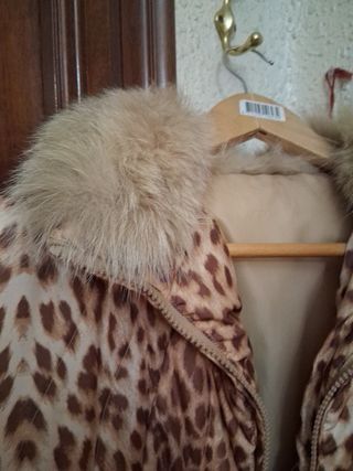 Parka con estampado animal y cuello de pelo zorro.