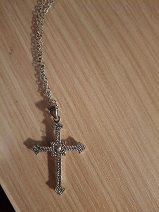 Collana con crocefisso scintillante