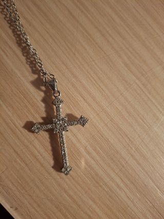 Collana con crocefisso scintillante