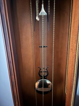 Reloj de pie clásico de madera y cristal