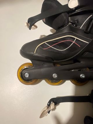 Patines en línea negros con detalles rosas