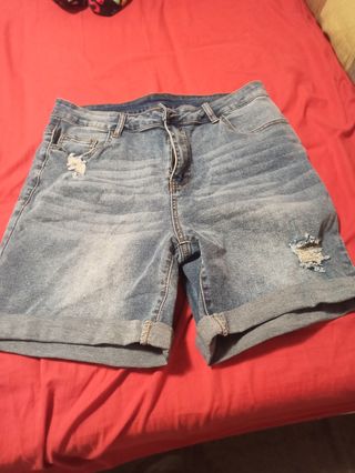 Pantalón corto vaquero desgastado