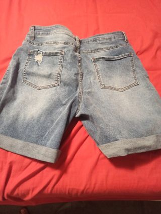 Pantalón corto vaquero desgastado