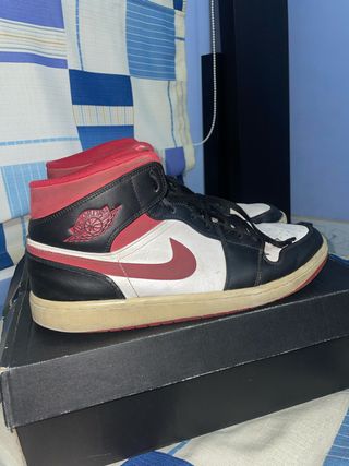 Jordan 1 Mid Rojas y Negras Talla 46