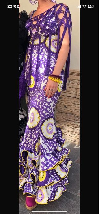 Traje de flamenca morado,blanco y amarillo 