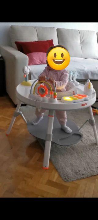 Mesa de actividades Skip Hop escalable y