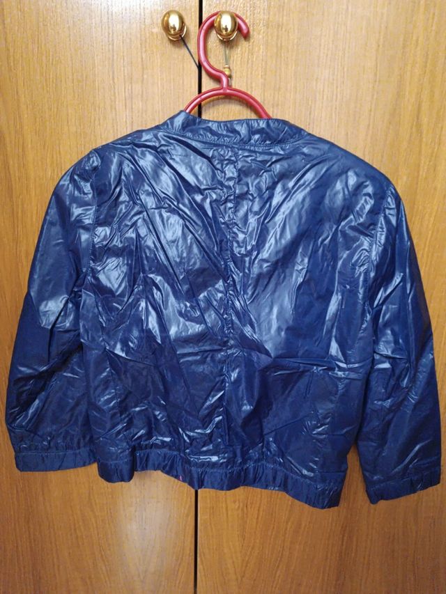 Chaqueta azul brillante