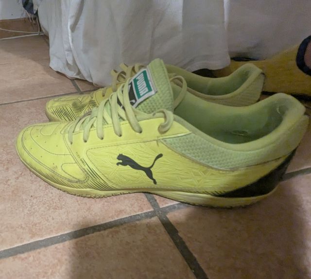 Botas de fútbol sala Puma amarillas.