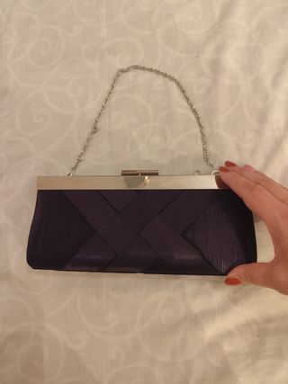 Bolso de mano morado con cadena