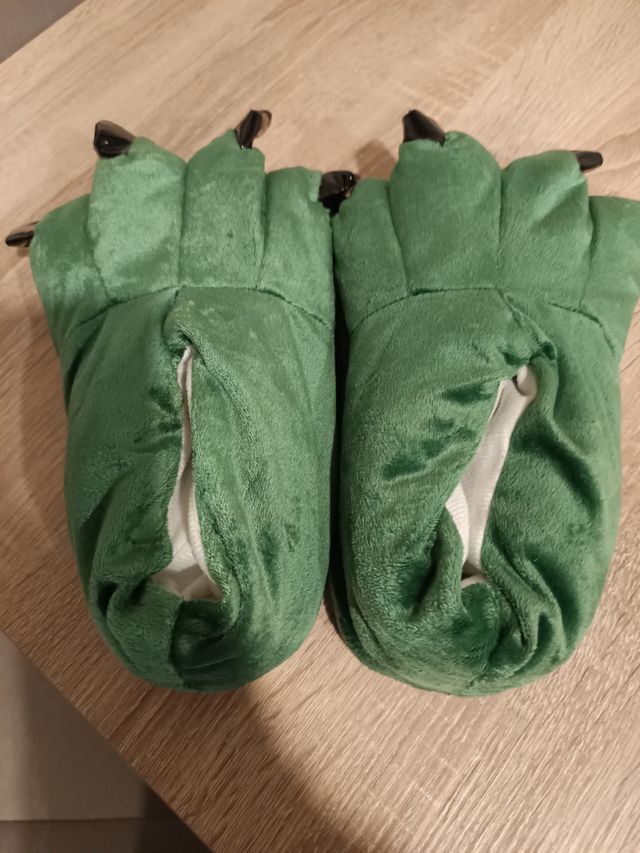 Zapatillas de monstruo verdes