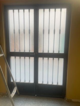 Puerta de hierro de dos hojas de 0,75 x2,25