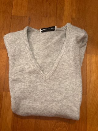 Jersey gris cuello pico