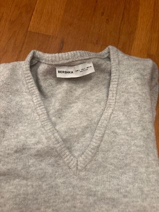 Jersey gris cuello pico