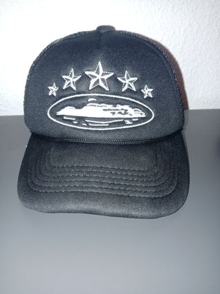 Gorra negra corteiz con bonitos decorados en blanc