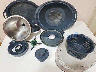 Thermomix TM5 con accesorios y libros