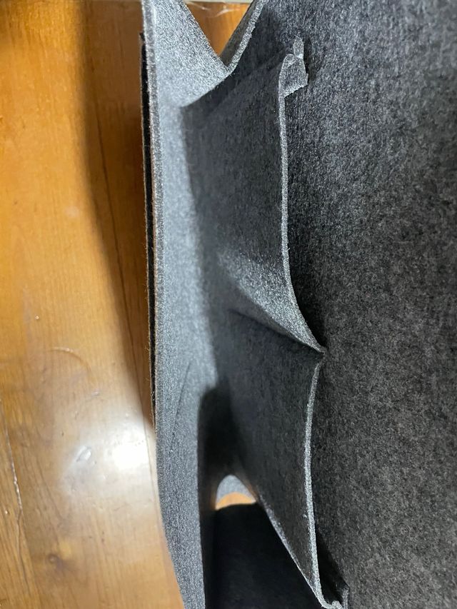 Portadocumentos gris con detalle marrón