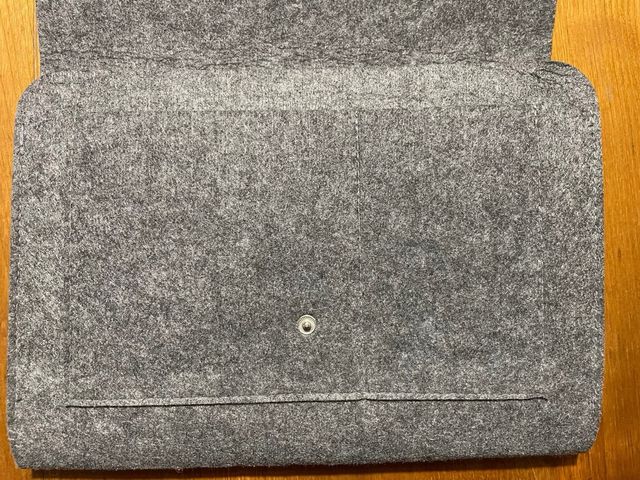 Portadocumentos gris con detalle marrón