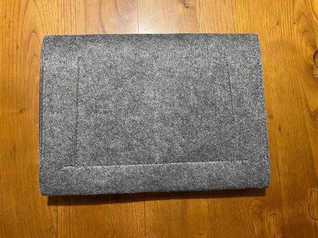 Portadocumentos gris con detalle marrón