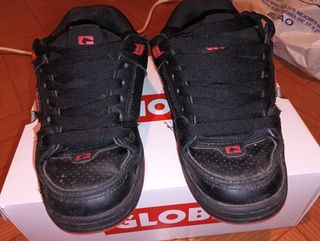 Zapatillas Globe Negras y Rojas