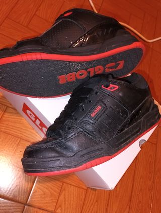 Zapatillas Globe Negras y Rojas