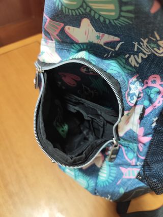 Mochila juvenil con múltiples bolsillos 
