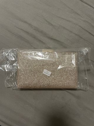 Sandalias de tacón champagne + clutch a juego