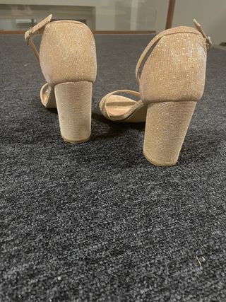 Sandalias de tacón champagne + clutch a juego