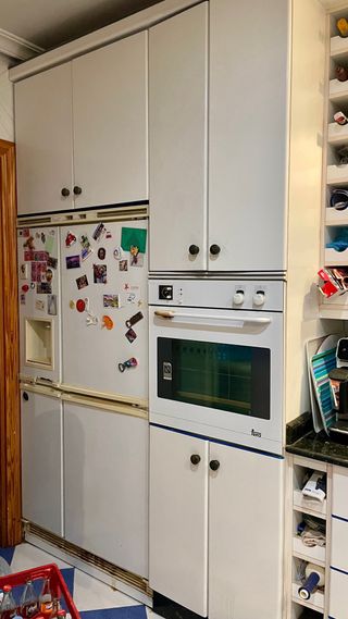 Cocina blanca completa con electrodomésticos