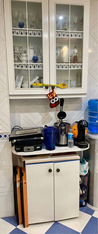 Cocina blanca completa con electrodomésticos