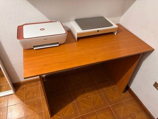 Escritorio de madera marrón.