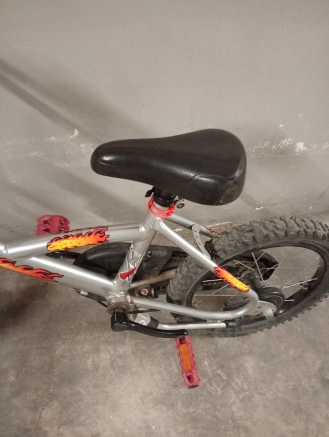 Bicicleta infantil plateada con ruedas negras