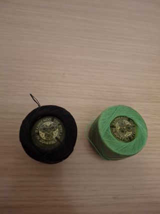 Gomitoli di cotone nero e verde