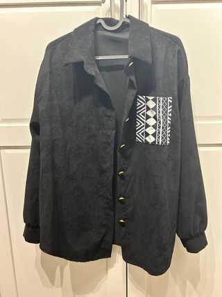 Cazadora negra oversize con estampado tribal