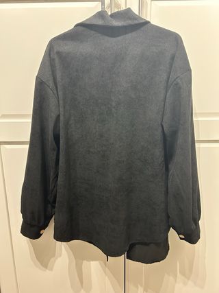 Cazadora negra oversize con estampado tribal