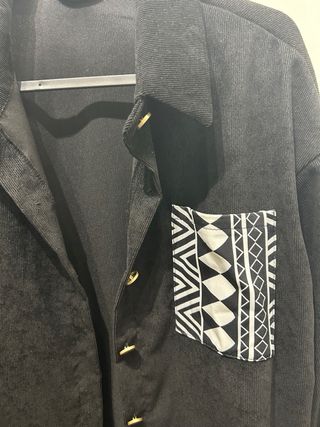 Cazadora negra oversize con estampado tribal